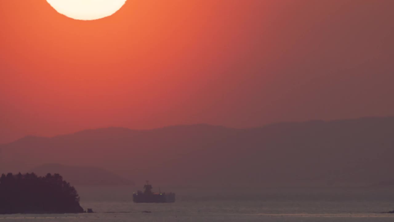 太阳在海洋上落下的时间流逝镜头视频素材