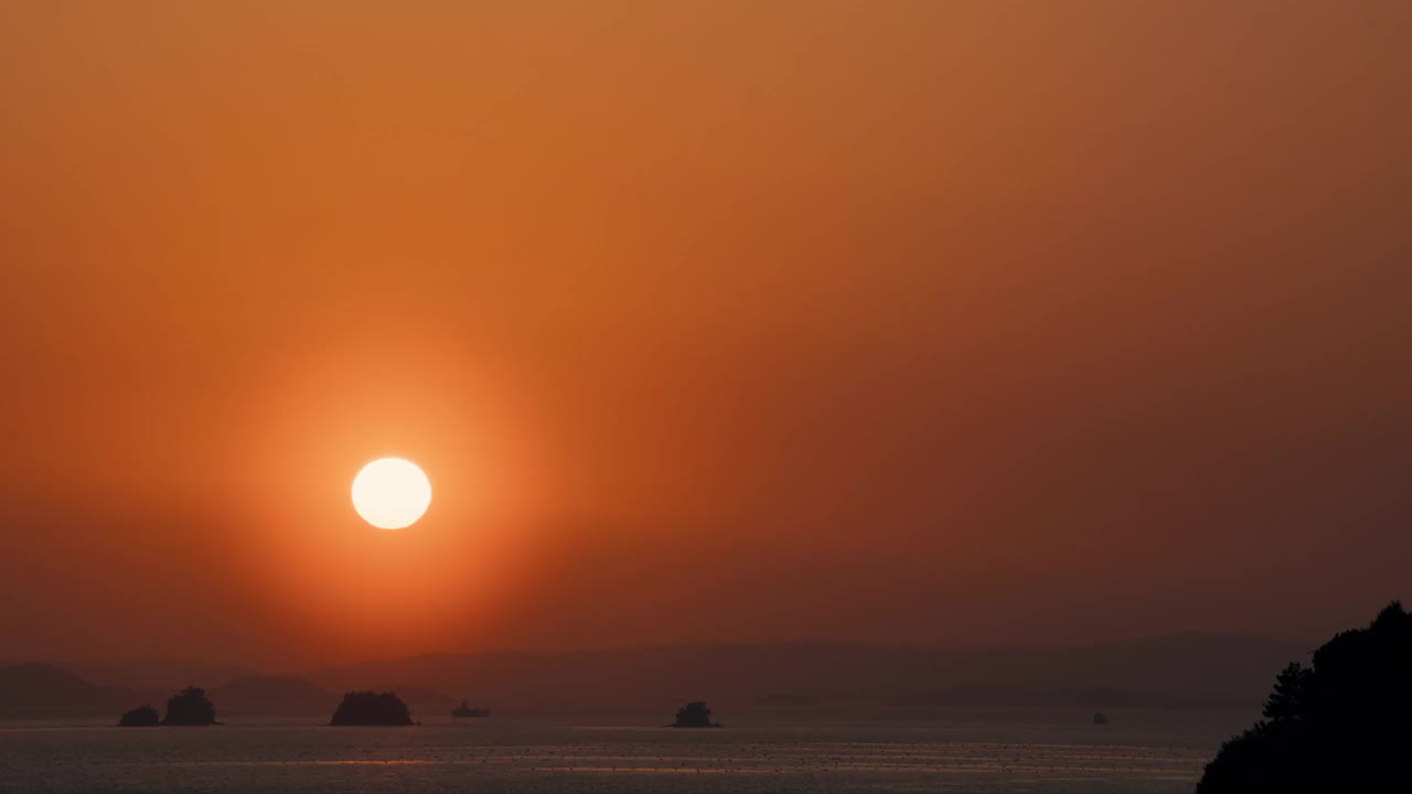 太阳在海洋上落下的时间流逝镜头视频素材