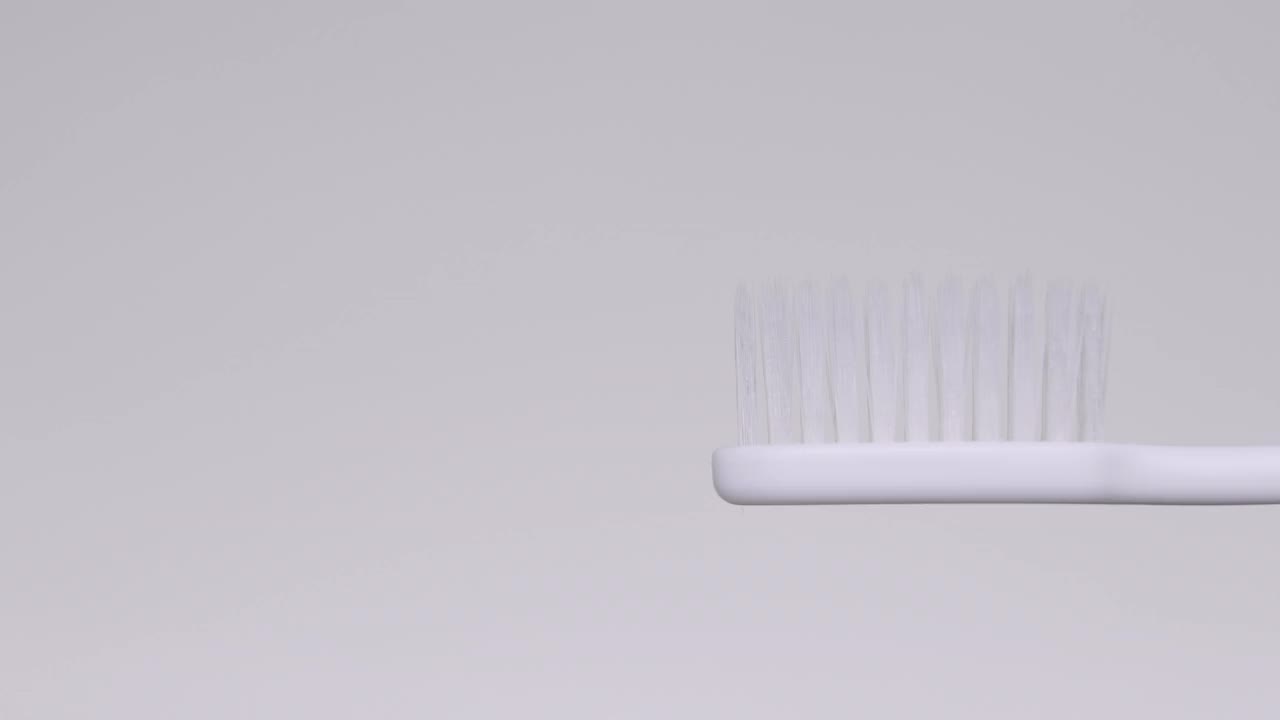 挤牙膏到牙刷上视频素材