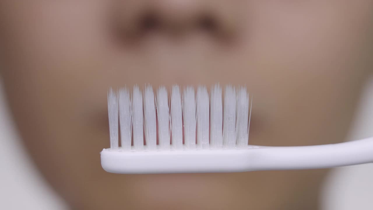 挤牙膏到牙刷上视频素材