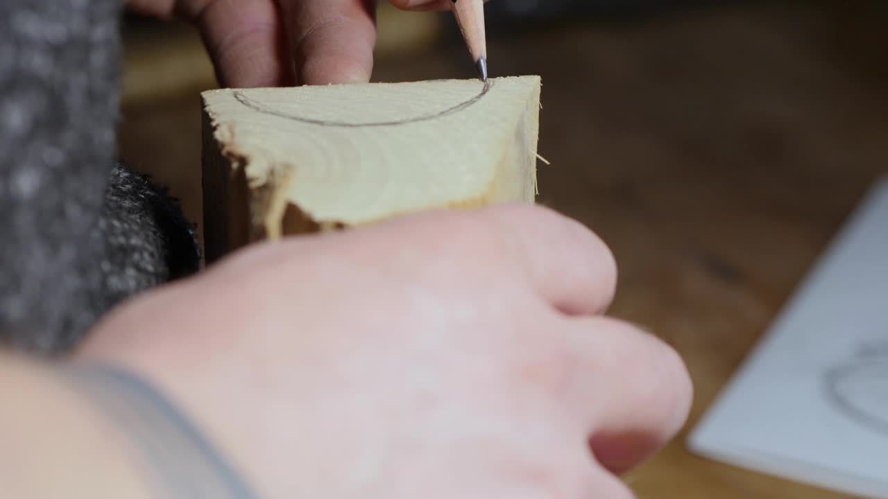 木匠用铅笔在一块木头上画记号。木工的艺术手工制作的概念视频素材