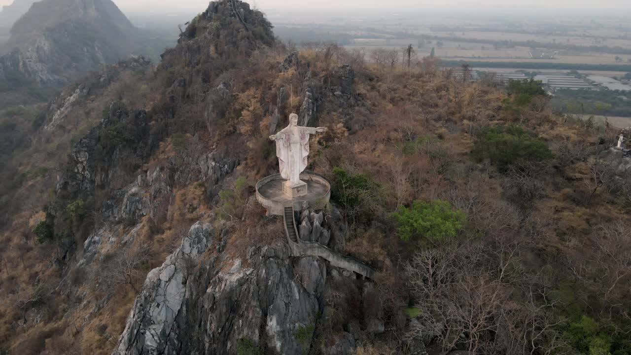 泰国Ratchaburi省Pak Tho区救世主基督纪念碑的鸟瞰图视频素材