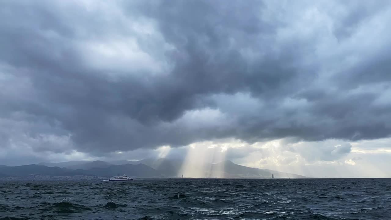 狂风暴雨的一天视频素材