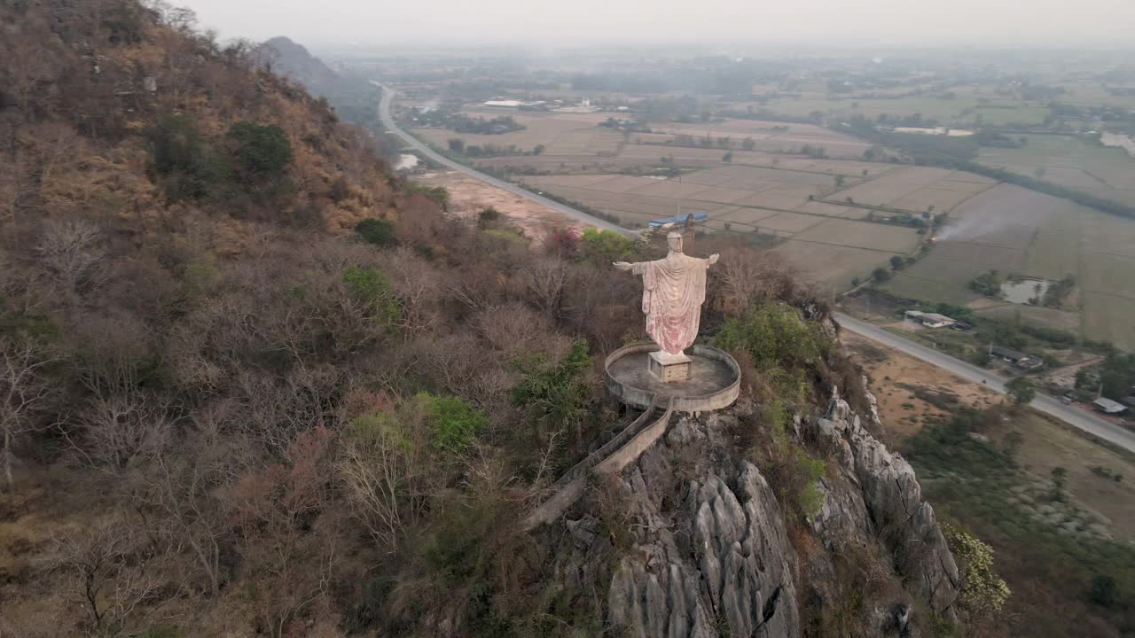 泰国Ratchaburi省Pak Tho区救世主基督纪念碑的鸟瞰图视频素材