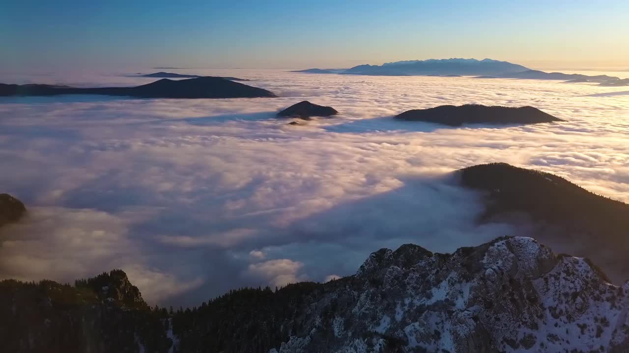 美丽的晨光日出在冬季高山景观与雾云山谷高空鸟瞰视频素材