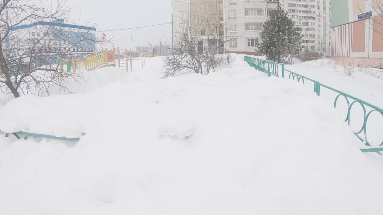 一场大雪后，莫斯科住宅区的儿童游乐场视频素材