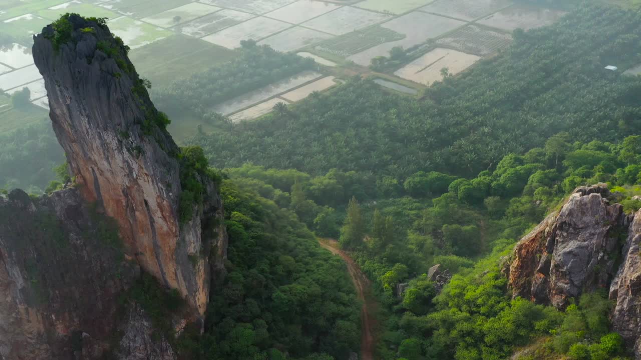 无人机拍摄的泰国松卡古哈山清晨的农田和山景，大雾弥漫视频素材