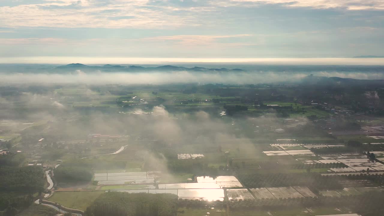 无人机拍摄的泰国松卡古哈山清晨的农田和山景，大雾弥漫视频素材