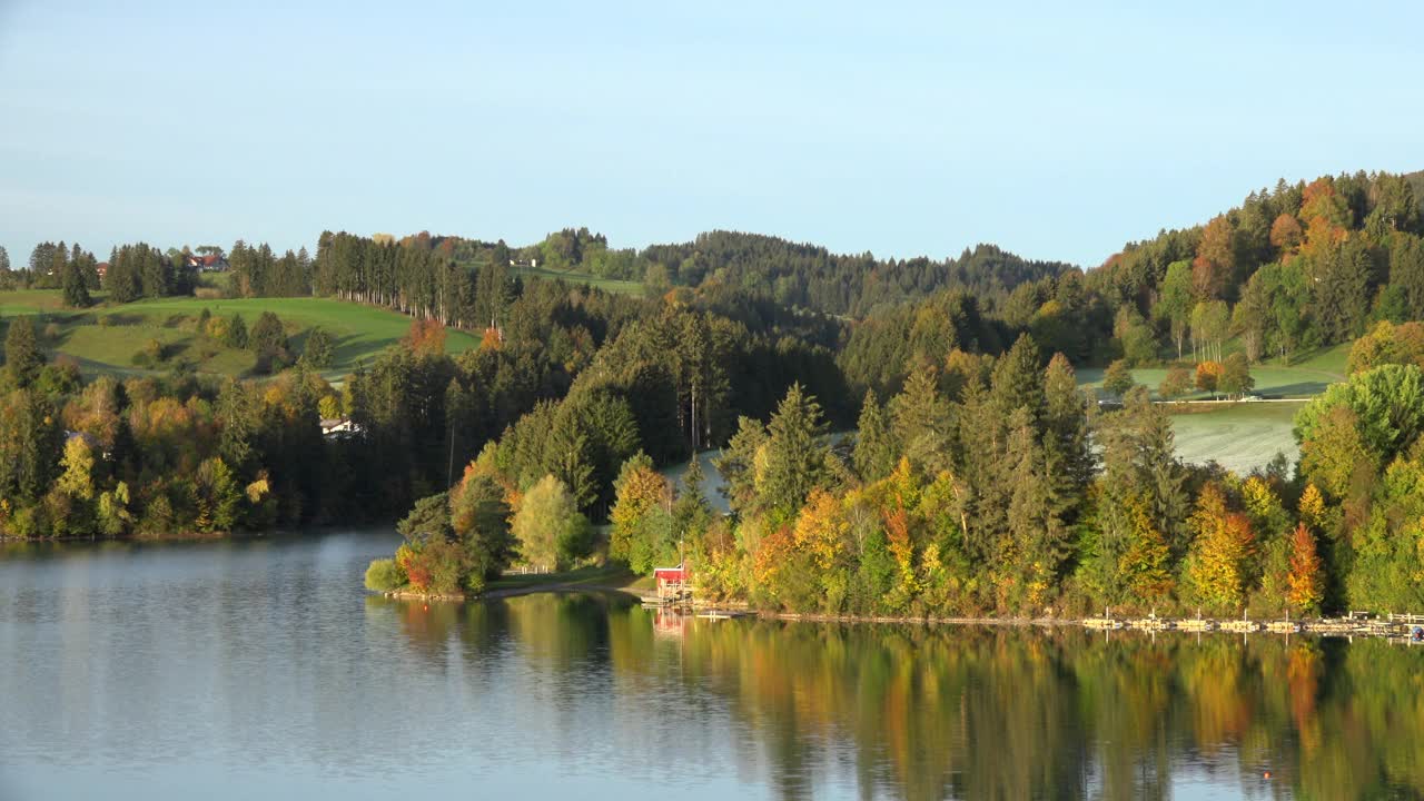 全景/巴伐利亚阿尔卑斯山的福根湖全景视频素材