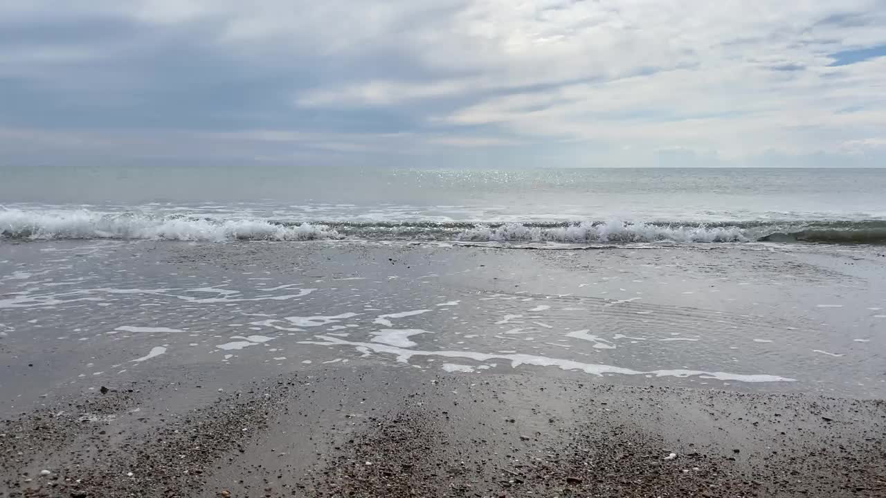 天上有云，海里有浪。视频素材