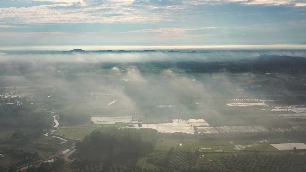 无人机拍摄的泰国松卡古哈山清晨的农田和山景，大雾弥漫视频素材