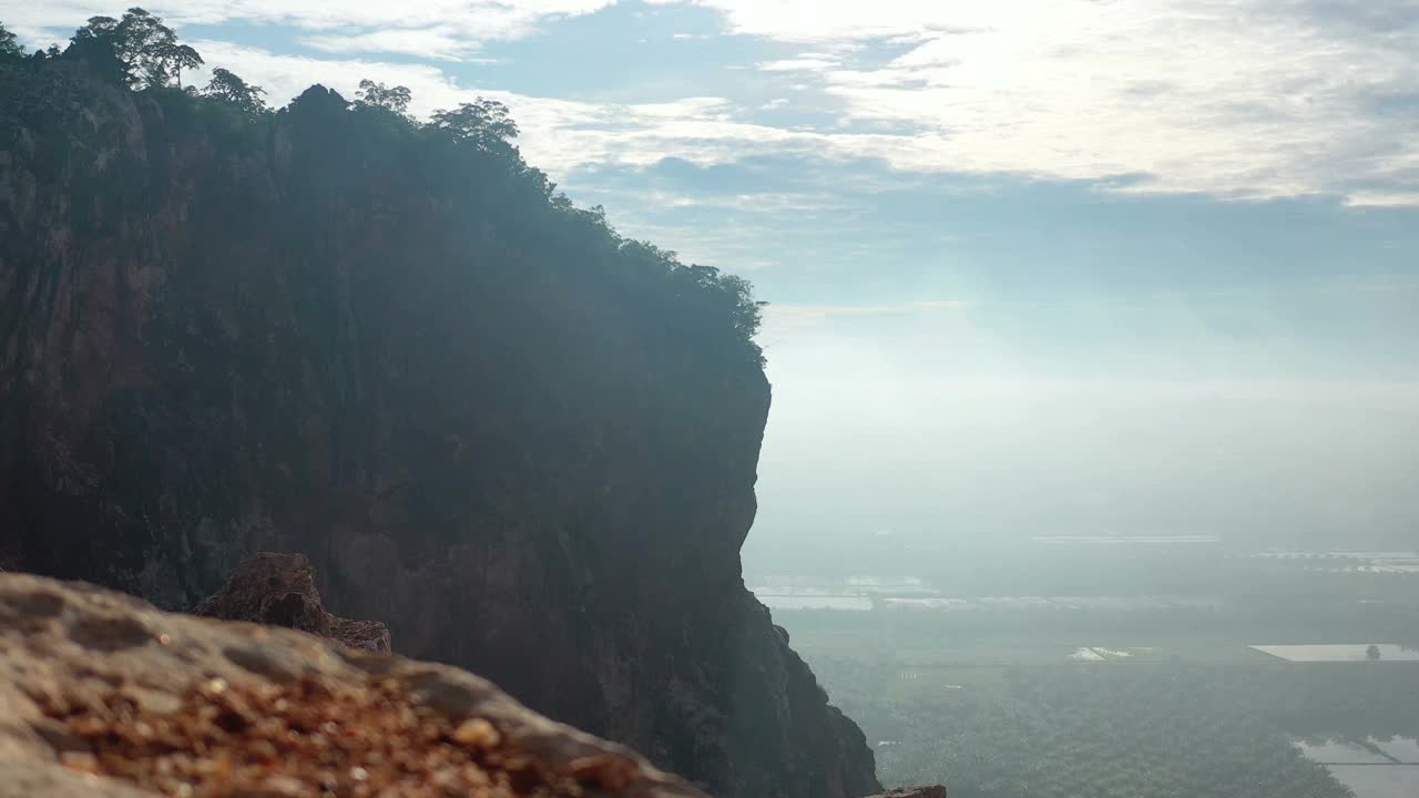 无人机拍摄的泰国松卡古哈山清晨的农田和山景，大雾弥漫视频素材