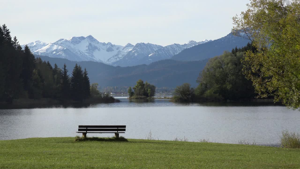 长凳上可以看到Illasbergsee湖视频素材