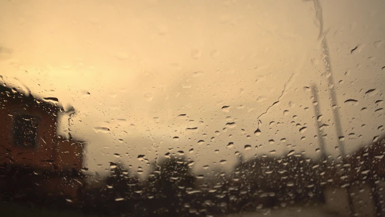 雨点落在车窗上视频素材