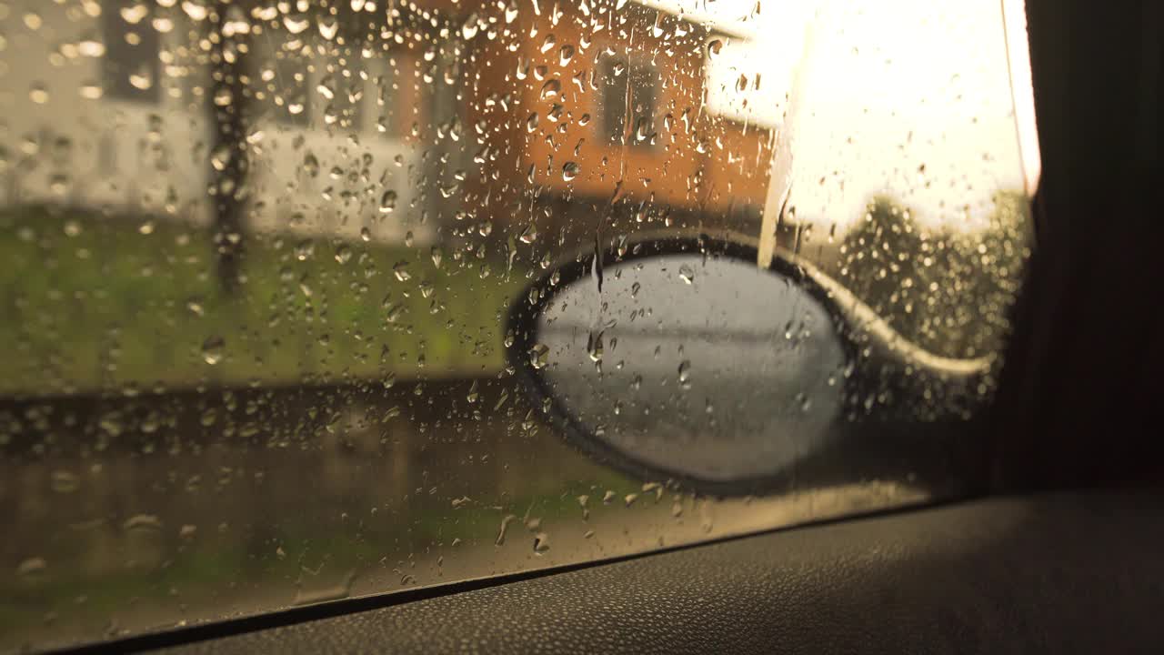 雨点落在车窗上视频素材