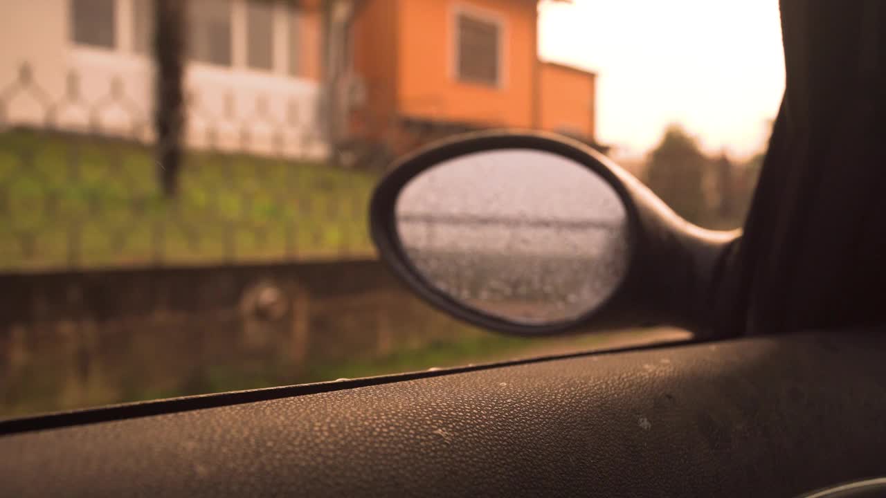 雨点落在车窗上视频素材