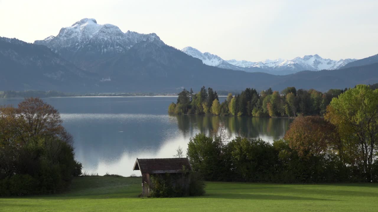 全景/巴伐利亚阿尔卑斯山的福根湖全景视频素材