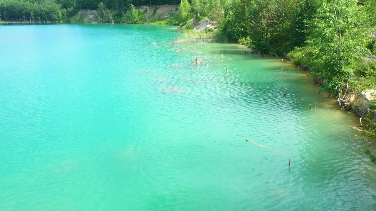 森林中的湖泊，清澈湛蓝的湖水。视频素材