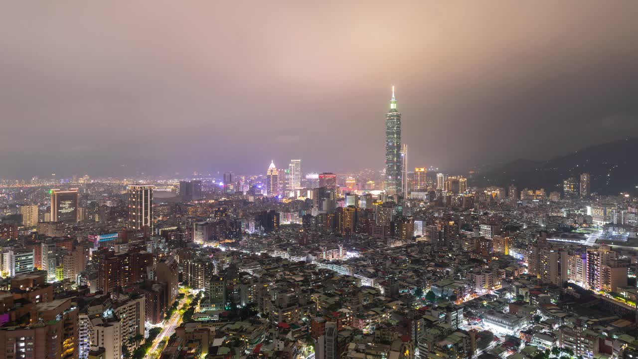 夜晚台湾台北上空低云的时间流逝视频素材