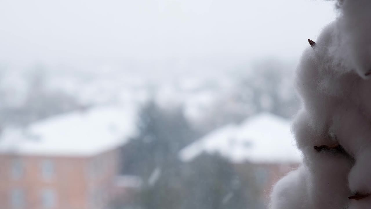 雪落。白雪覆盖的城市，雪花飞舞的慢镜头。散焦。有选择性的重点。模糊的冬季背景寒冷的天气视频素材