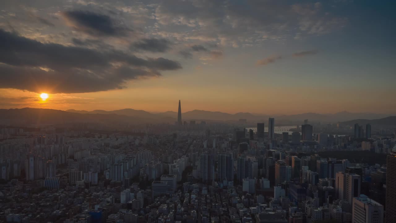 日落天空飞行首尔城市景观空中全景，4k时间间隔韩国视频素材