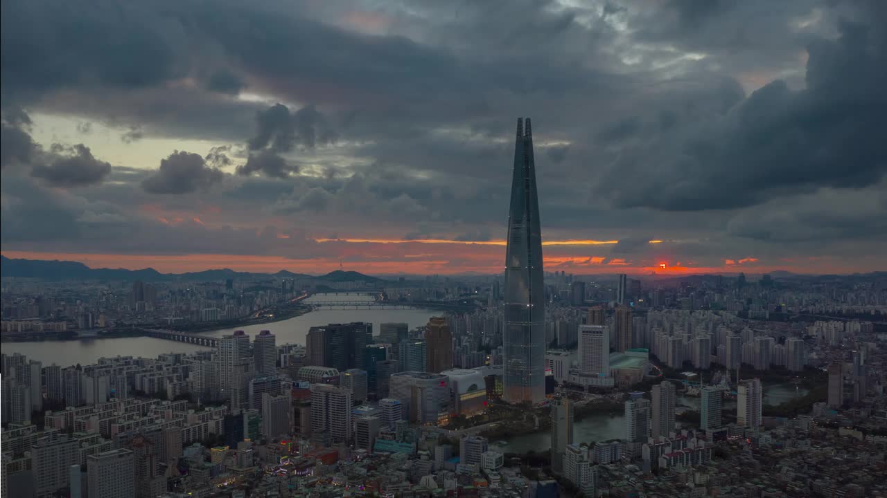 首尔著名的塔，河边，城市，日落，天空，空中全景，4k时间间隔韩国视频素材