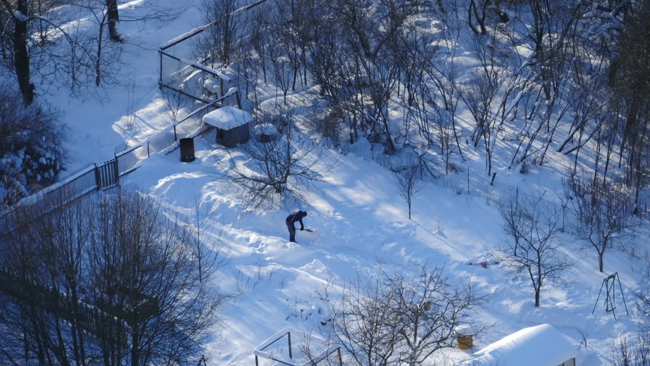 有人用雪铲清理人行道视频素材