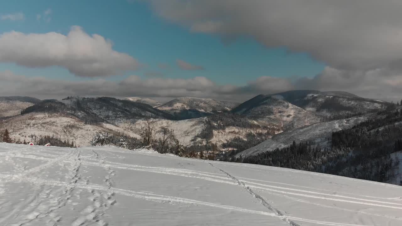 空中拍摄的山和雪在斯洛伐克。视频素材