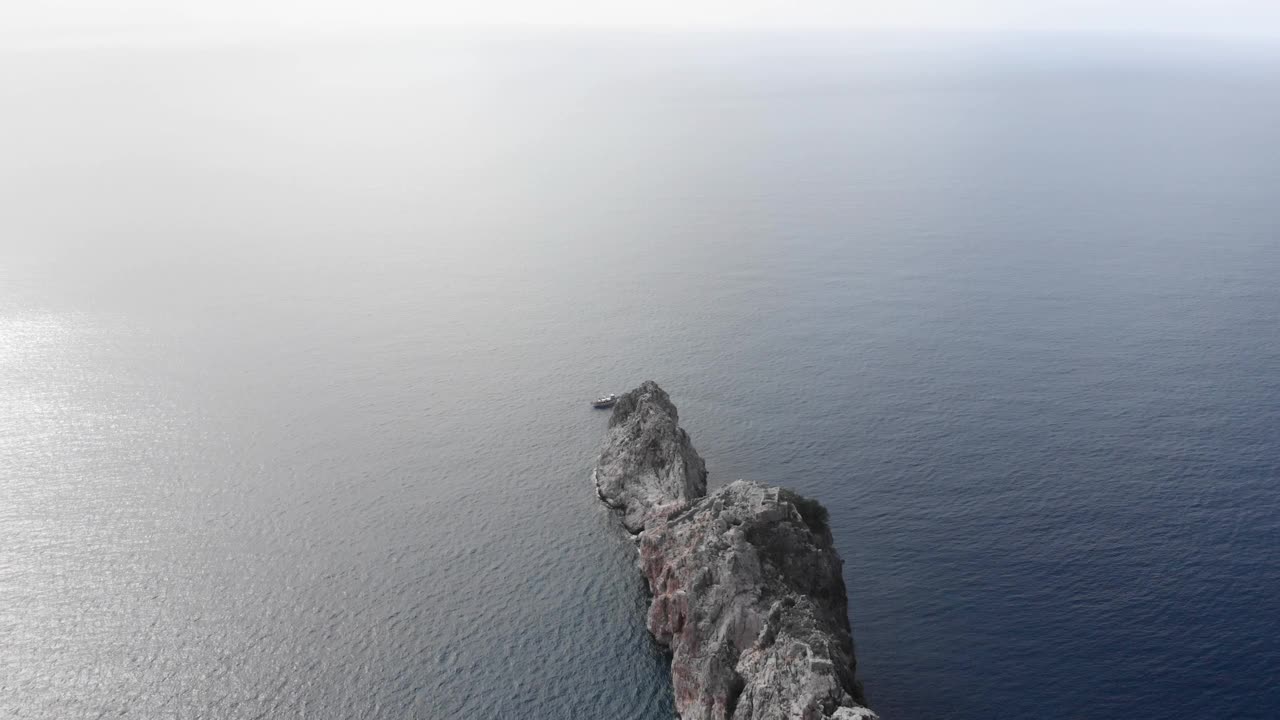 悬崖边缘有海平线。惊人的落基山脉冲击着海岸线。空寂的岩石悬崖与平静的海浪击碎岩石。视频素材