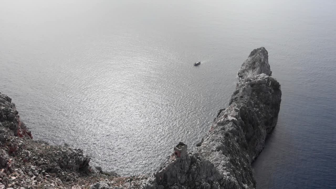 高悬崖的岩石山在海上。令人惊叹的空石岩壁鸟瞰图。岩石海岸。碧海峭壁海岸的自然景观视频素材