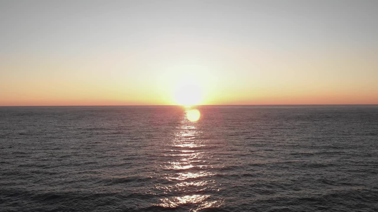 日落在夏天。海面上美丽的粉红色日落。神奇的热带海景。太阳到达地平线视频素材