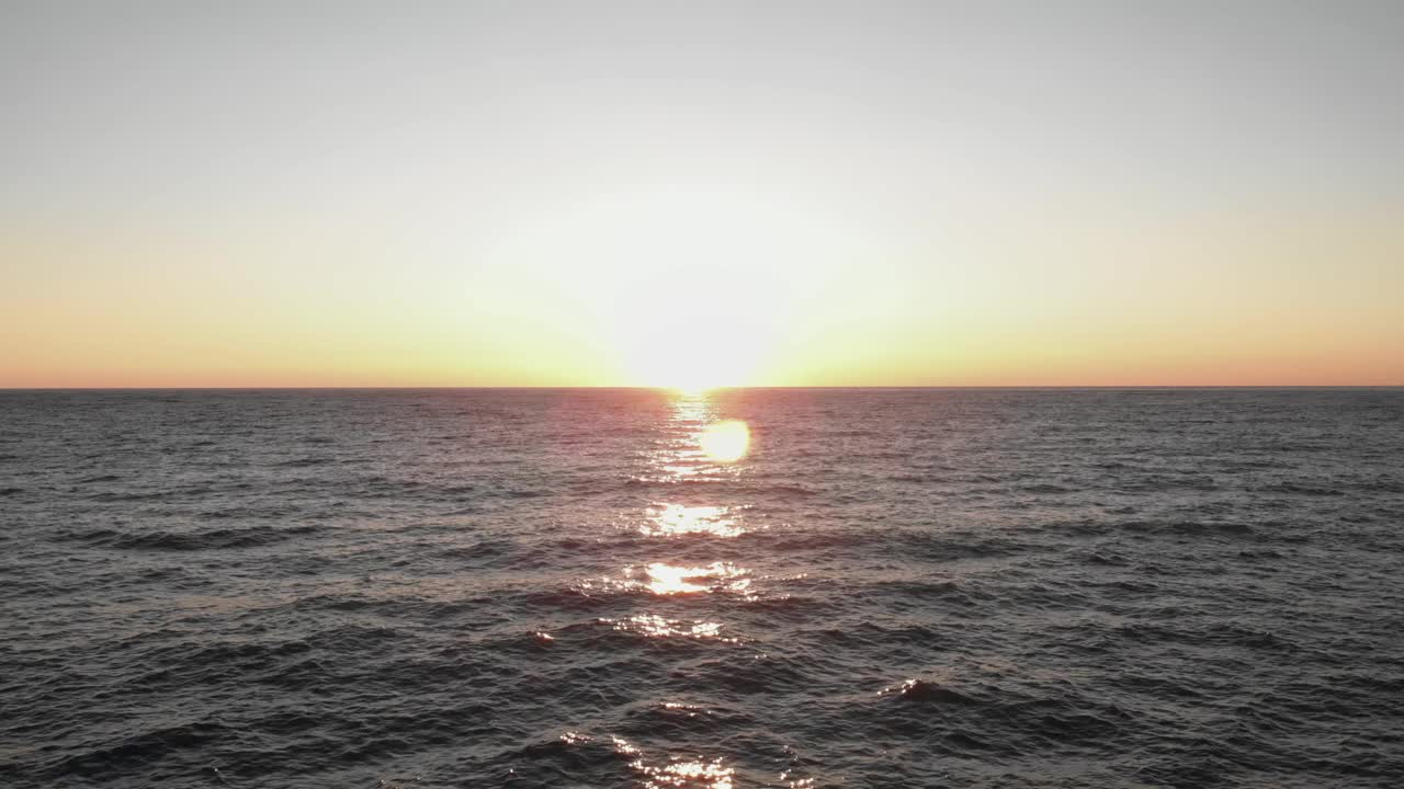 夏天海滩日落。海面上的日落，阳光反射在水面上。神奇的热带海景。自然美视频素材