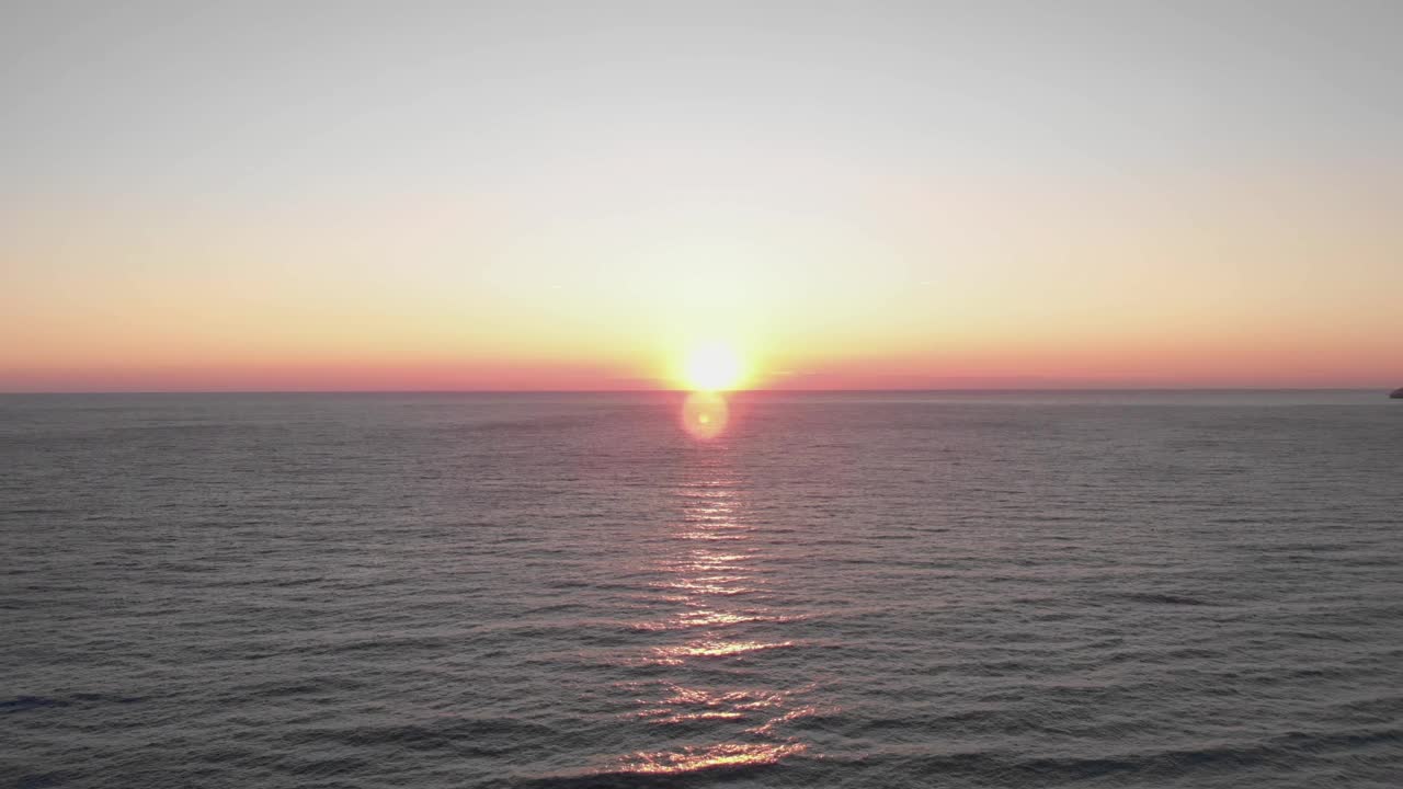 日落时水面。美丽的夏日日落。阳光反射在波浪上。日落时天空晴朗，海面平静视频素材