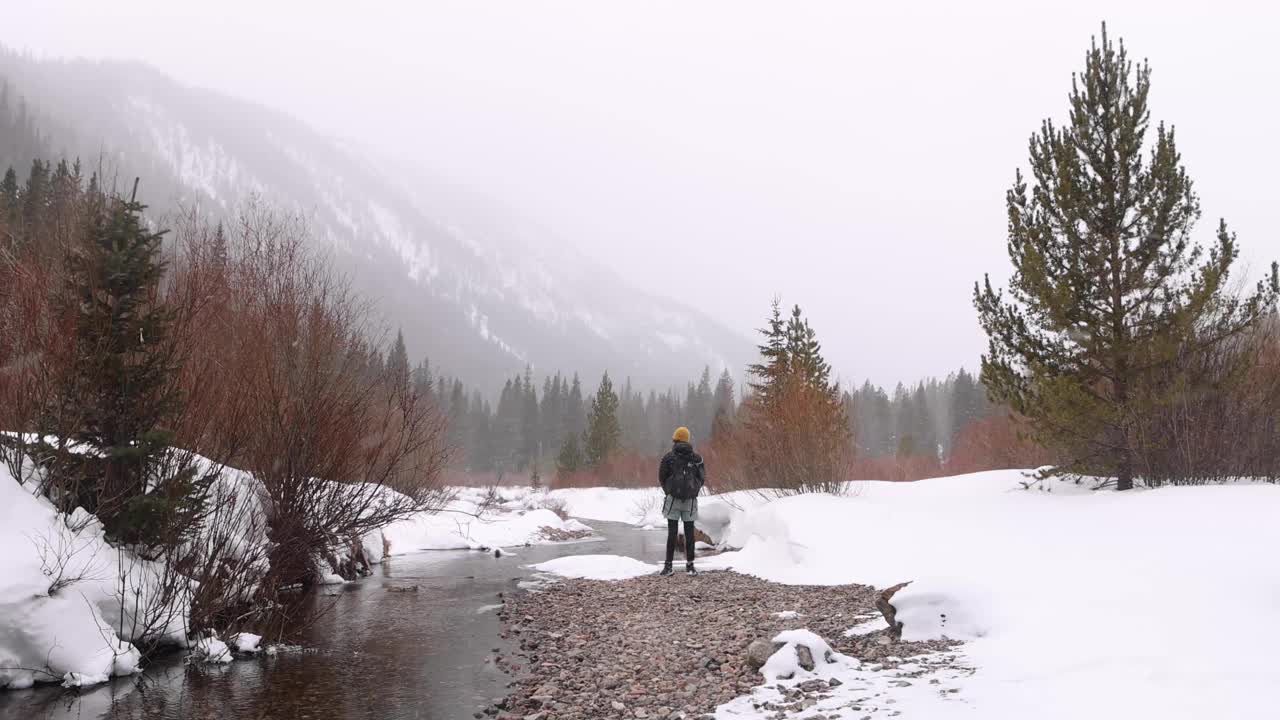 在暴风雪中，徒步旅行者朝着相机走去视频素材