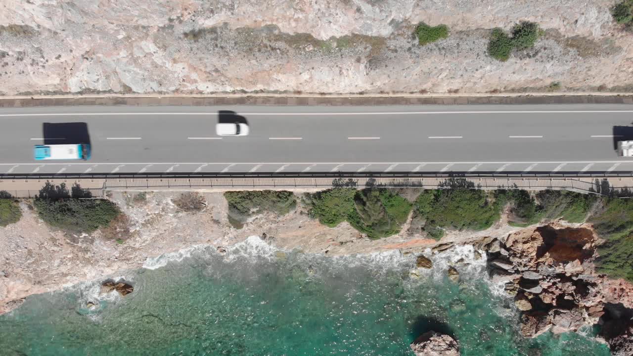 山路上的汽车。汽车在靠近大海的路上行驶。无尽的道路，汽车沿着海岸线行驶。沿海公路视频素材