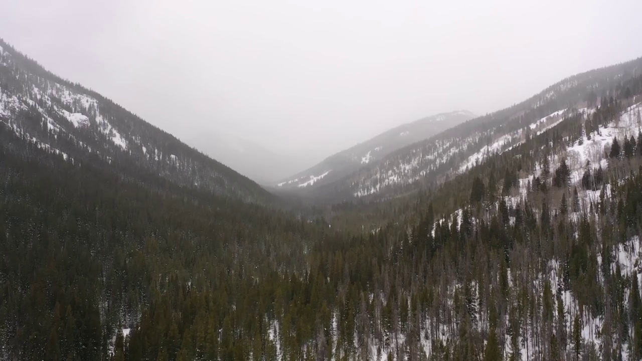 飞越科罗拉多州暴风雪中的巨大山谷视频素材