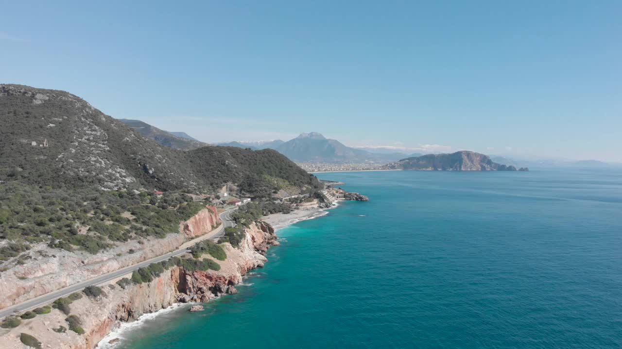 土耳其阿兰亚的海岸线，夏日阳光明媚。美丽的海滨，以山脉为背景。无人机拍摄的土耳其阿兰尼亚海岸线与黑海视频素材