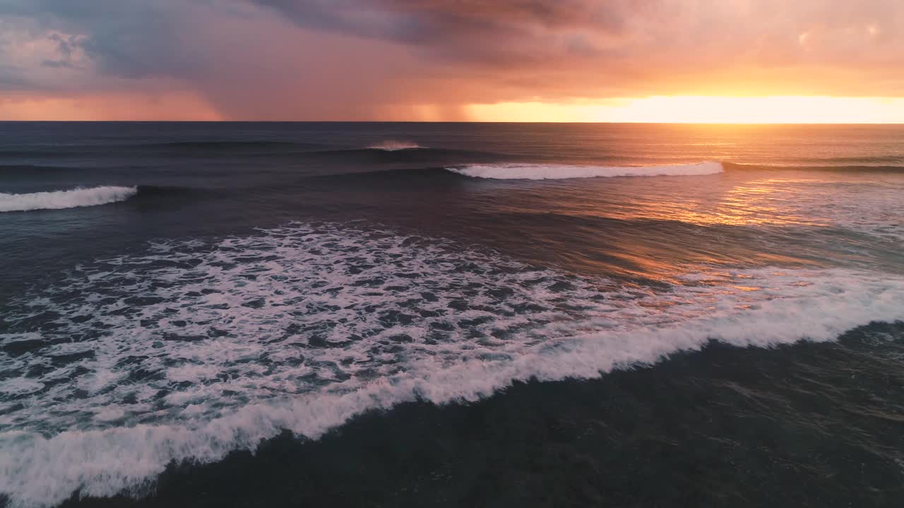 海浪和金色的戏剧性日出，4k空中视频涟漪水和热带海滩视频素材