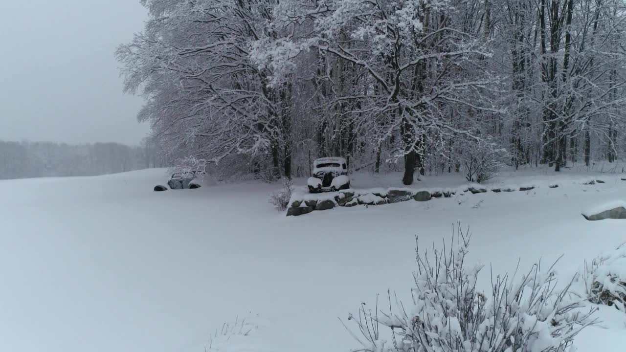 冬季雪景公园和旧汽车密歇根无人机鸟瞰图视频素材