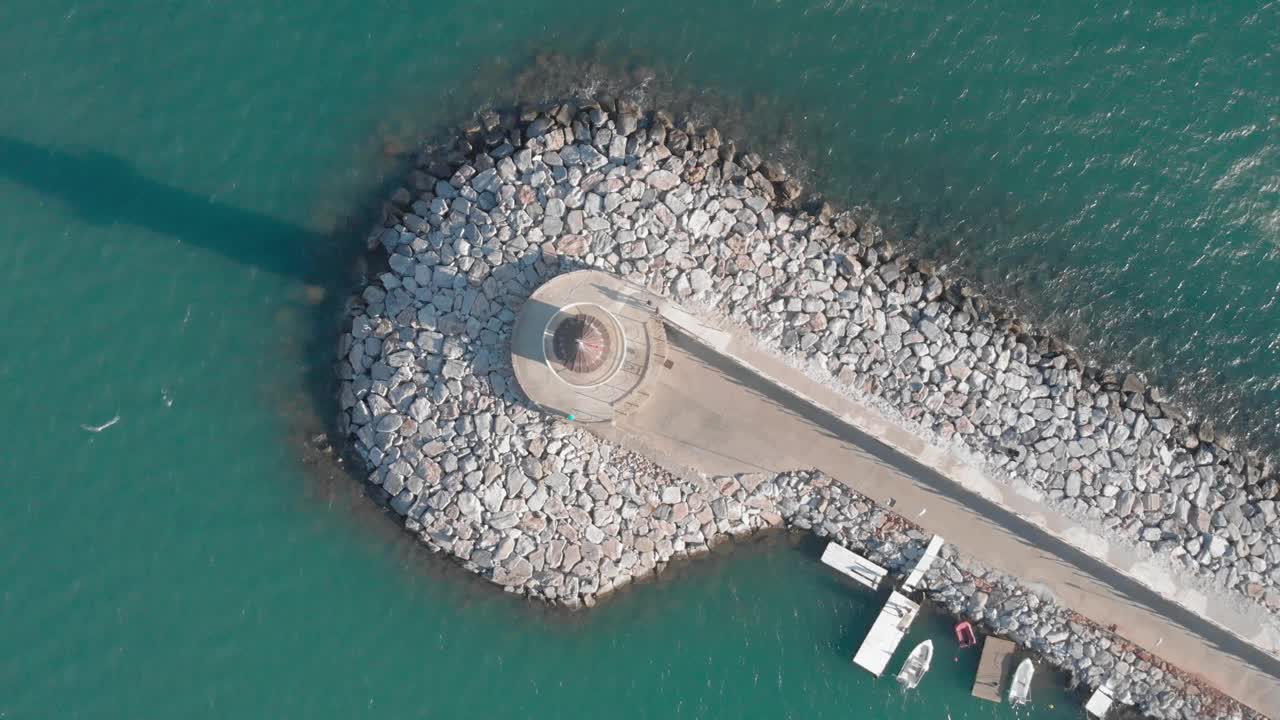 渔船停泊在港口蓝礁湖的古老的白色灯塔附近。灯塔鸟瞰图在阿兰亚，土耳其视频素材