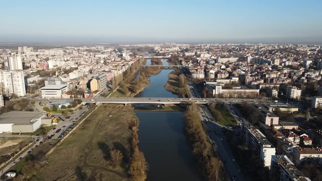 马里察河鸟瞰图和普罗夫迪夫市全景，保加利亚视频素材