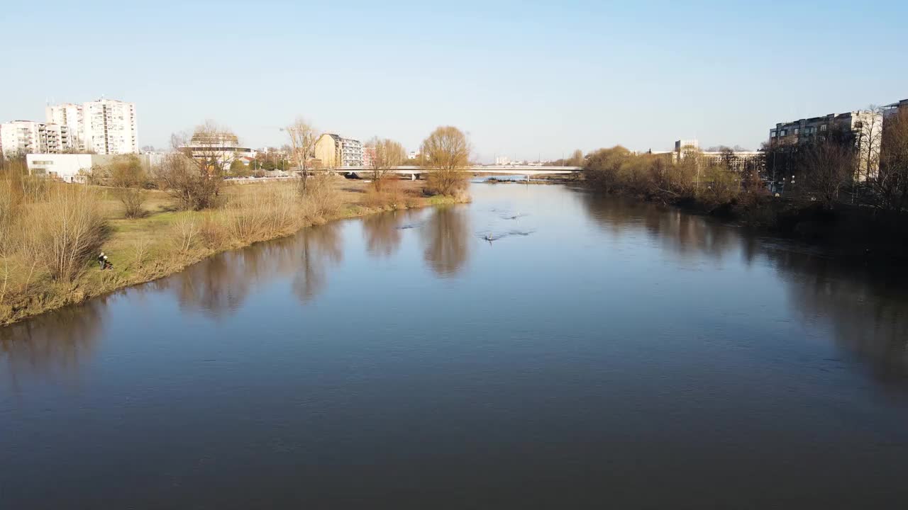 马里察河鸟瞰图和普罗夫迪夫市全景，保加利亚视频素材