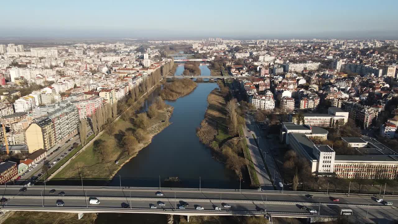 马里察河鸟瞰图和普罗夫迪夫市全景，保加利亚视频素材