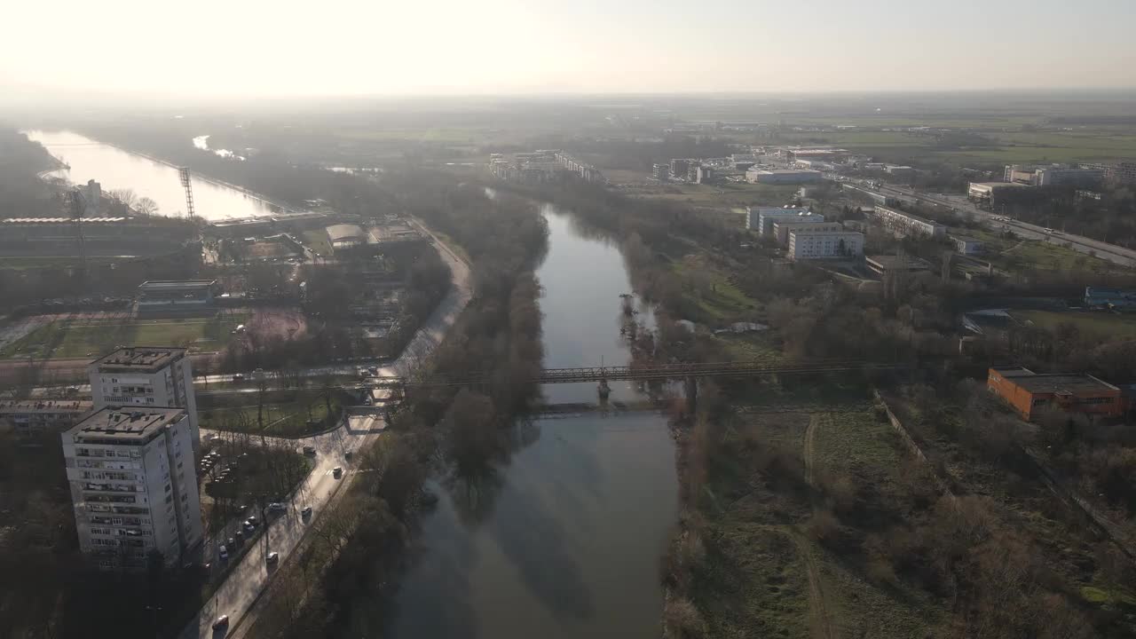 马里察河鸟瞰图和普罗夫迪夫市全景，保加利亚视频素材