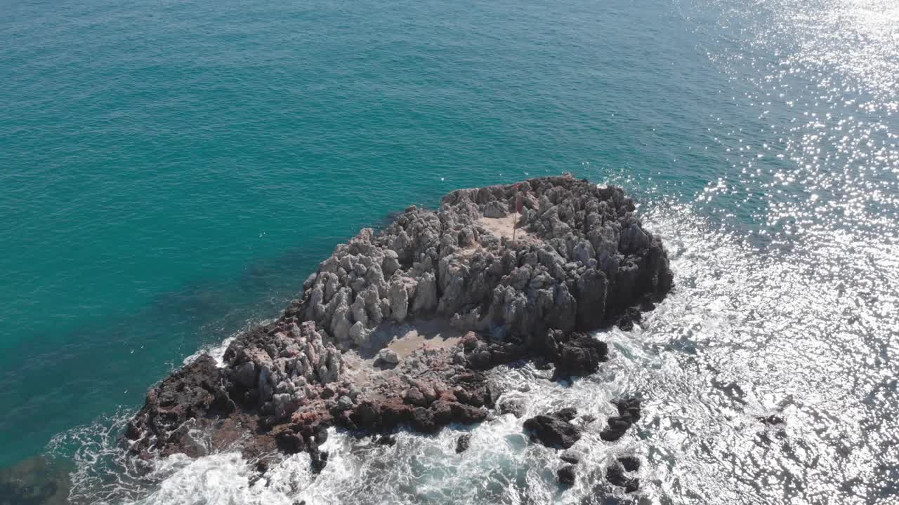 巨大的海浪冲击着岩石。大海中的岩石悬崖，碧绿的海水，海浪拍打着岩石，溅起水花。从无人机海景视频素材