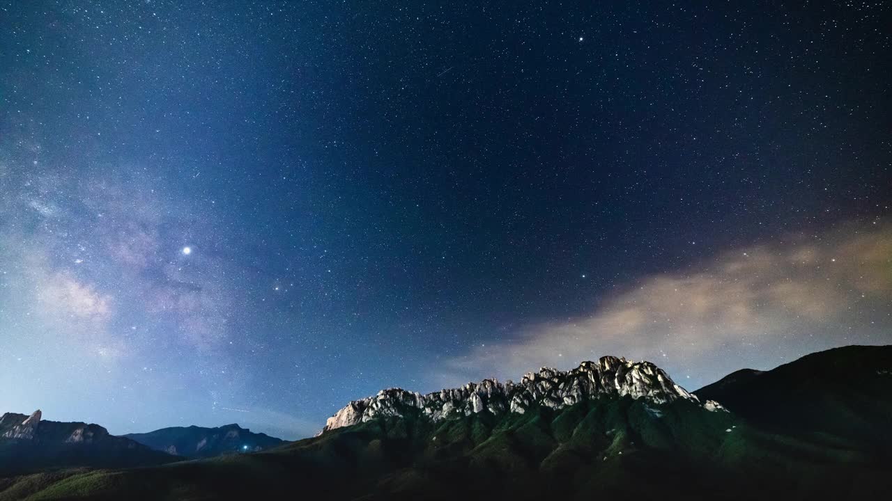 韩国江原道雪山蔚山山顶的夜空景色视频素材