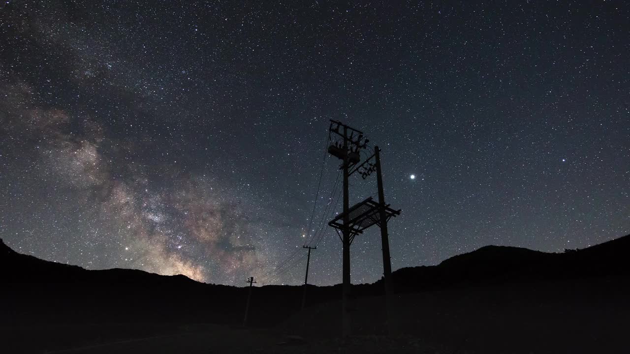 韩国江原道，电线杆的夜空景色视频素材