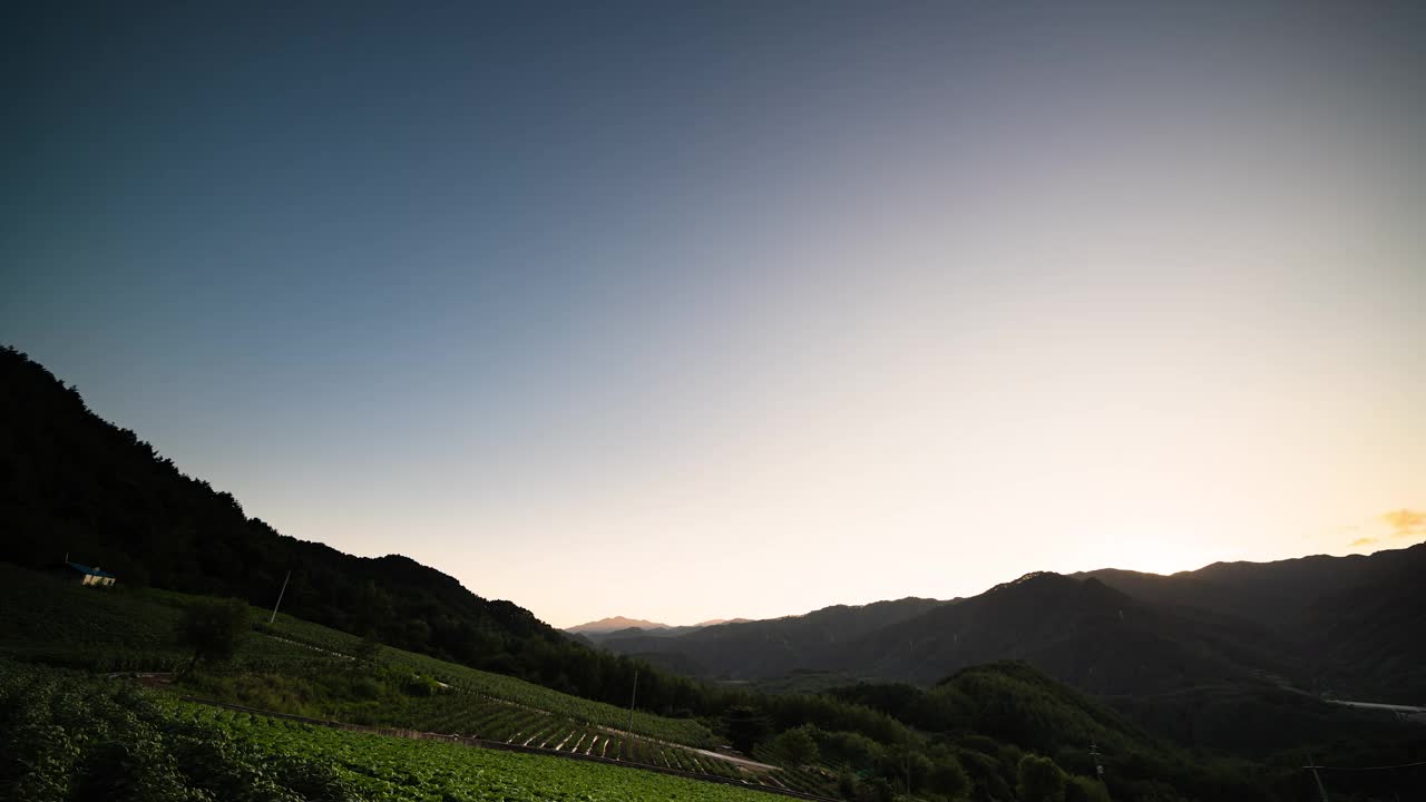 韩国江原道inji -gun大白菜田白天到晚上的风景视频素材