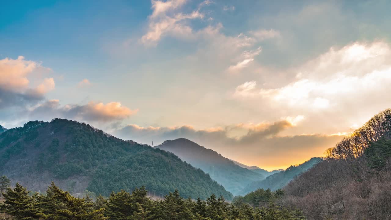 山和云在早晨移动/韩国江原道的仁枪视频素材