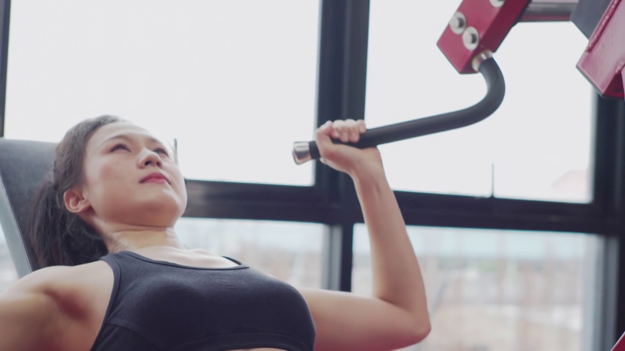 女人在健身房里锻炼。视频素材